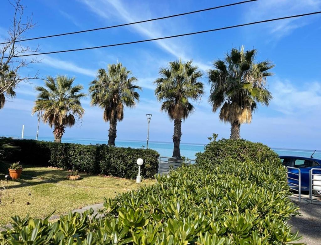 Stay At Beachfront Villa Lilia In Pefkohori, Halkidiki For A Dreamy Vacation Kültér fotó